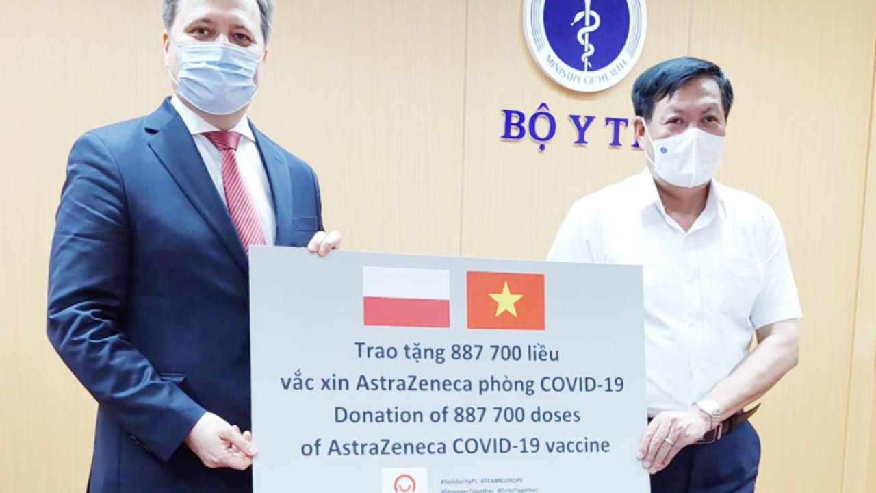 Polski rząd przekazał szczepionki firmy AstraZeneca do Wietnamu (fot. TT/Ambasada RP w Hanoi) Polski rząd przekazał szczepionki firmy AstraZeneca do Wietnamu (fot. TT/Ambasada RP w Hanoi)