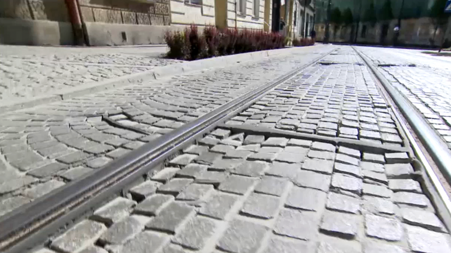 Ulica Cmentarna, choć niedawno remontowana, znów wymaga remontu (fot. TVP3 Łódź)