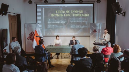 Представитель АПК по молодёжной политике Маргарита Ворихова выступает на второй день слушаний Объединённого переходного кабинета Координационным советом. Варшава, Польша. 8 августа 2025 года. Фото: Рауль Дюк / Белсат