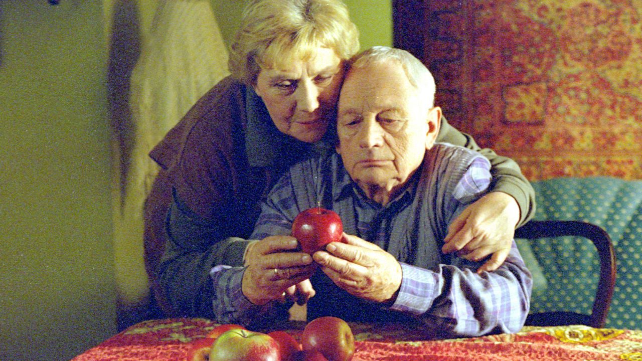 Trudno o bardziej symboliczne zdjęcie. To od miłości tej dwójki wszystko się zaczęło... (fot. TVP)