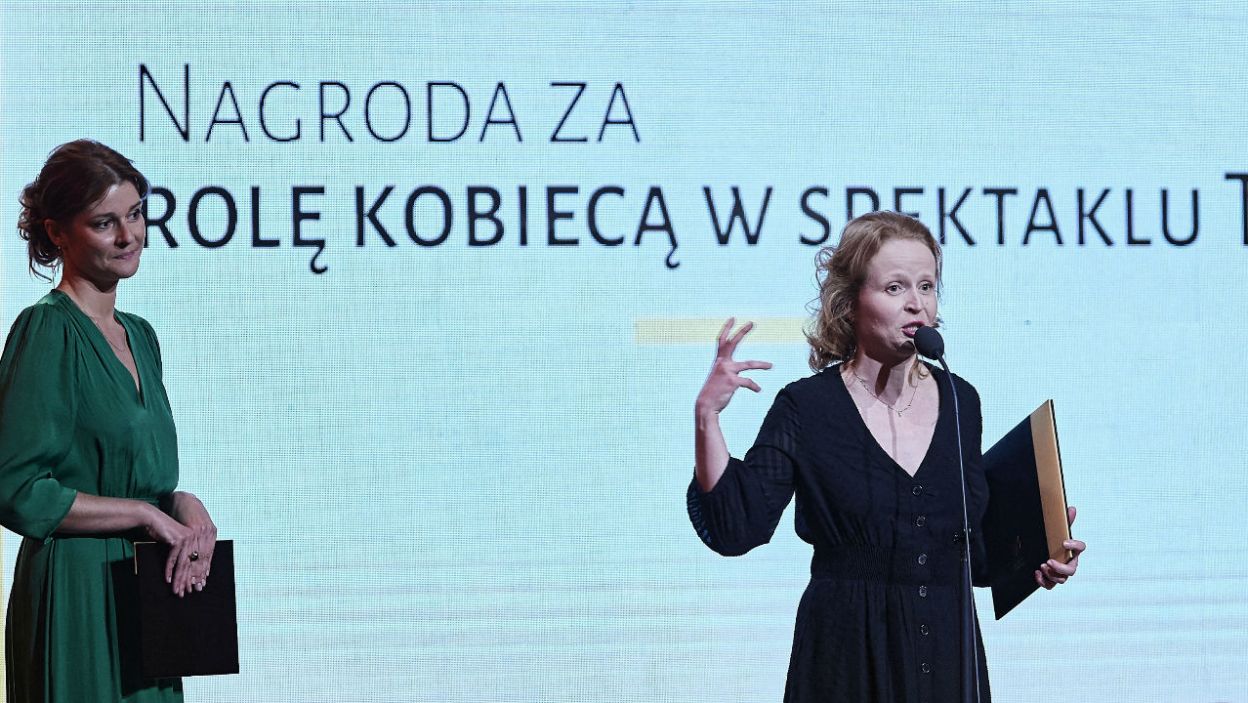 Aktorki Dominika Kluźniak (C) i Marta Ścisłowicz (L) odebrały nagrody żeńskie ex aequo festiwalu „Dwa Teatry – Sopot 2019” za wielokrotne role w spektaklach Teatru Telewizji (fot. PAP/Adam Warżawa)