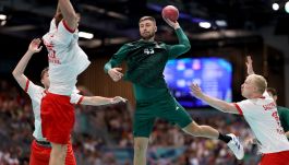 Zoran Ilić (w środku) w meczu reprezentacji Węgier z Danią podczas igrzysk w Paryżu (fot. Getty Images)