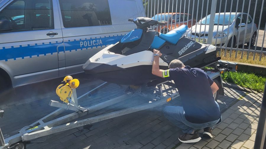 Policjanci odzyskali skuter wodny wraz z przyczepką wartości 35 tyś. zł (fot. KPP w Rypinie)