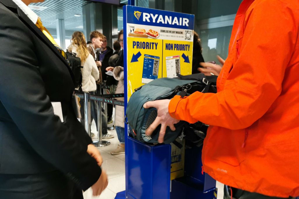 Стойка для вымярэння ручной паклажы «Ryanair» у аэрапорце Кракаў-Баліцэ, Польшча. 11 сакавіка 2025 года. Здымак мае ілюстрацыйны характар. Фота: Beata Zawrzel / Reporter / East News