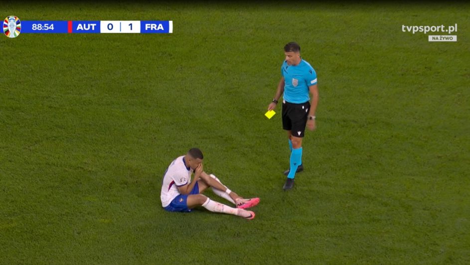 5. Kylian Mbappe wchodzi na boisko bez zgody i kładzie się na murawę. Sędzia Gil Manzano czeka aż wstanie, aby pokazać mu żółtą kartkę w sposób oficjalny (fot. TVPSPORT.PL) 5. Kylian Mbappe wchodzi na boisko bez zgody i kładzie się na murawę. Sędzia Gil Manzano czeka aż wstanie, aby pokazać mu żółtą kartkę w sposób oficjalny (fot. TVPSPORT.PL)