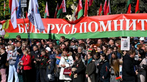 Удзельнікі цырымоніі ўскладання кветак і вянкоў да Манументу Перамогі ў Менску, Беларусь