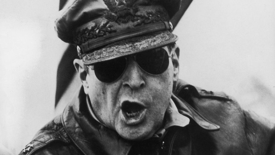 Gen. Douglas MacArthur krzyczy, wydając rozkaz załodze flagowego statku amerykańskiej armii – U.S.S. Mount McKinley – i obserwując swój X Corps i  1. Dywizję Morską, szturmujące plaże Inchon. Fot. Carl Mydans / The LIFE Picture Collection via Getty Images