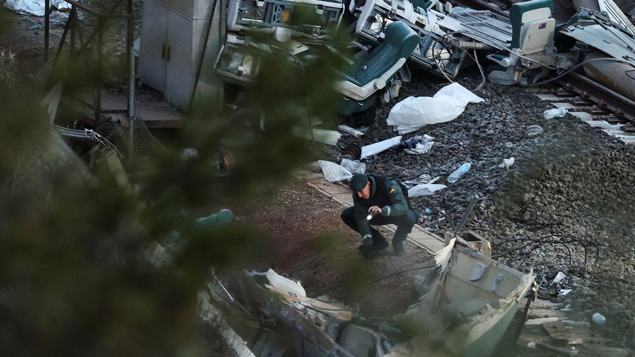 Pod jednym z dw&oacute;ch pociąg&oacute;w dużych prędkości, kt&oacute;re wykoleiły się w Adamuz na południu Hiszpanii, służby ratunkowe odnalazły ciało 41. ofiary &ndash; poinformowała agencja...