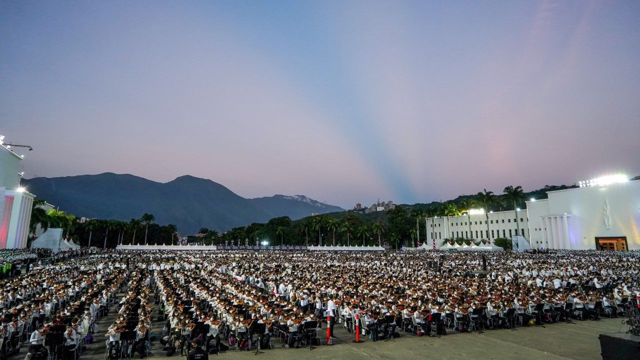 Licząca ponad 12 tysięcy członków orkiestra z Wenezueli pobiła rekord Księgi Guinnessa (fot. Manaure Quintero/Getty Images)