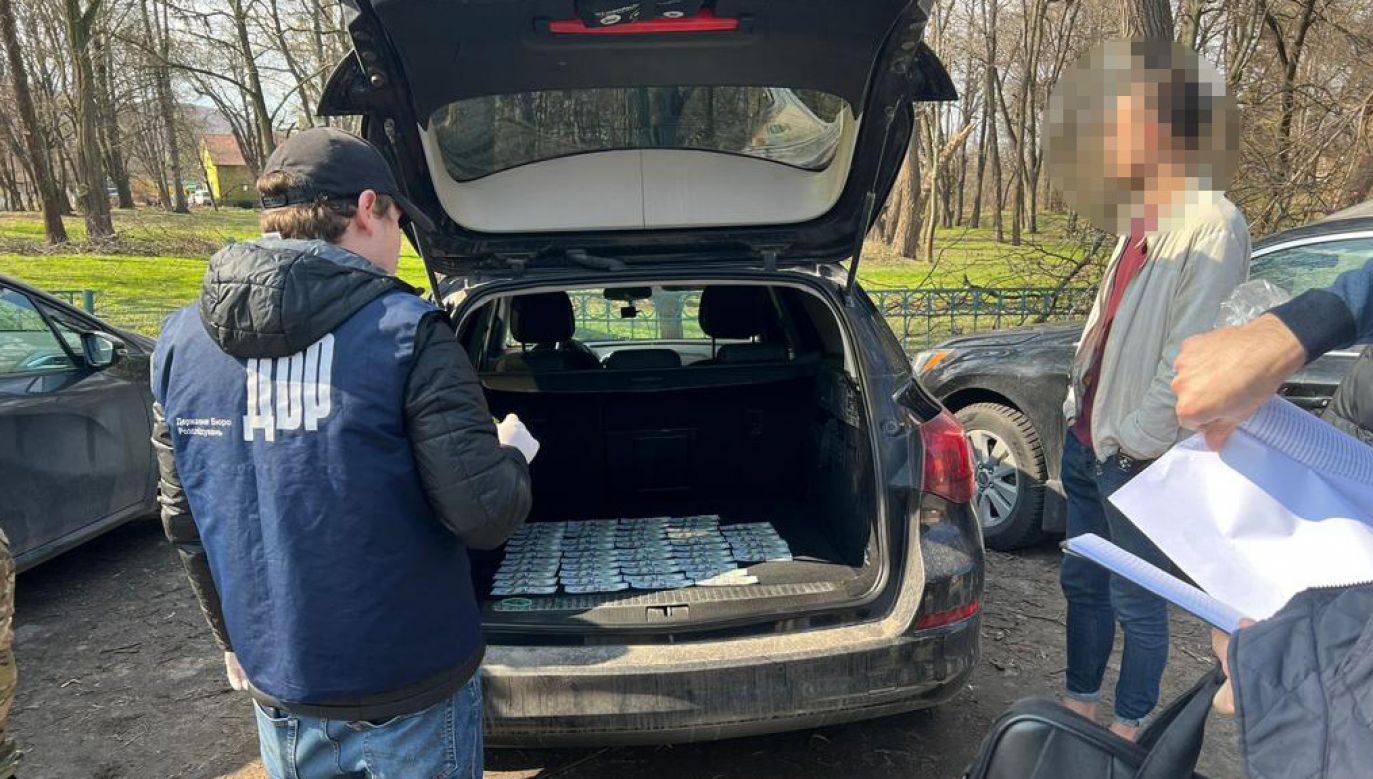 Agenci DBR zabezpieczają dolary przekazane skorumpowanym policjantom (fot. DBR)
