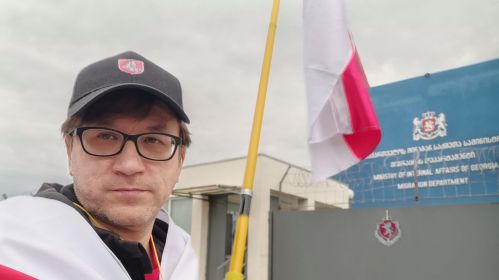 Раман Кісляк пікетуе каля Дэпартаменту міграцыі МУС Грузіі