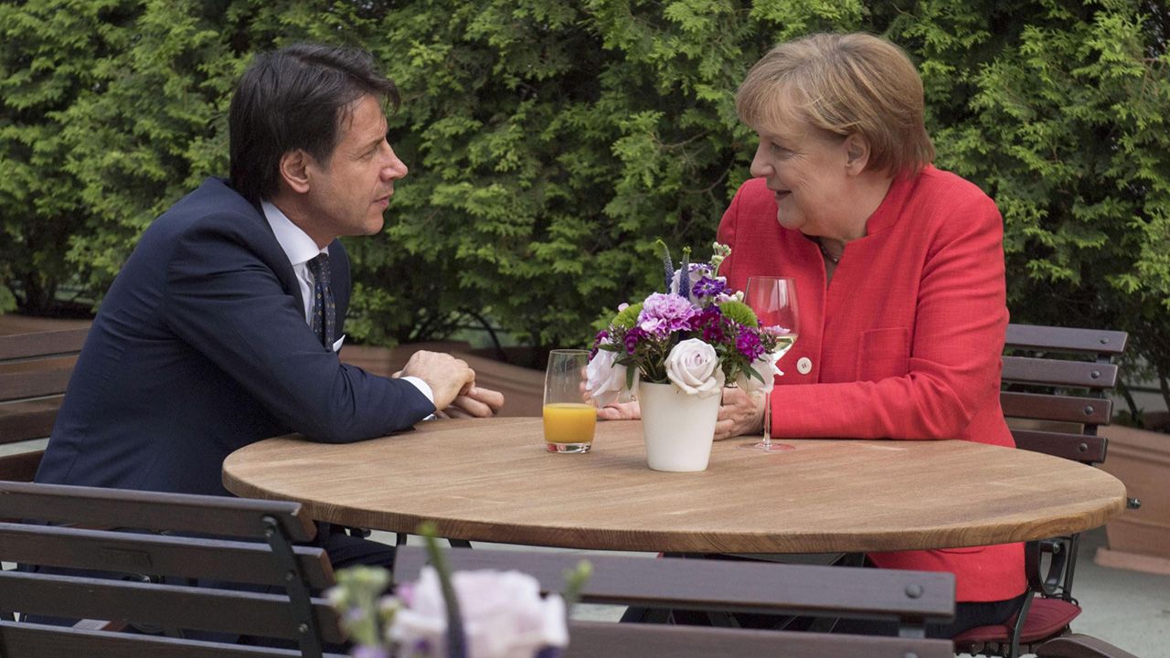 Włoski premier Giuseppe Conte z niemiecką kanclerz Angelą Merkel podczas ich spotkania w Berlinie (fot. PAP/EPA/CHIGI PALACE PRESS OFFICE/FILIPP HANDOUT) Włoski premier Giuseppe Conte z niemiecką kanclerz Angelą Merkel podczas ich spotkania w Berlinie (fot. PAP/EPA/CHIGI PALACE PRESS OFFICE/FILIPP HANDOUT)