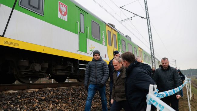 Premier na miejscu zdarzenia (fot. PAP/KPRM) (fot. PAP/KPRM)