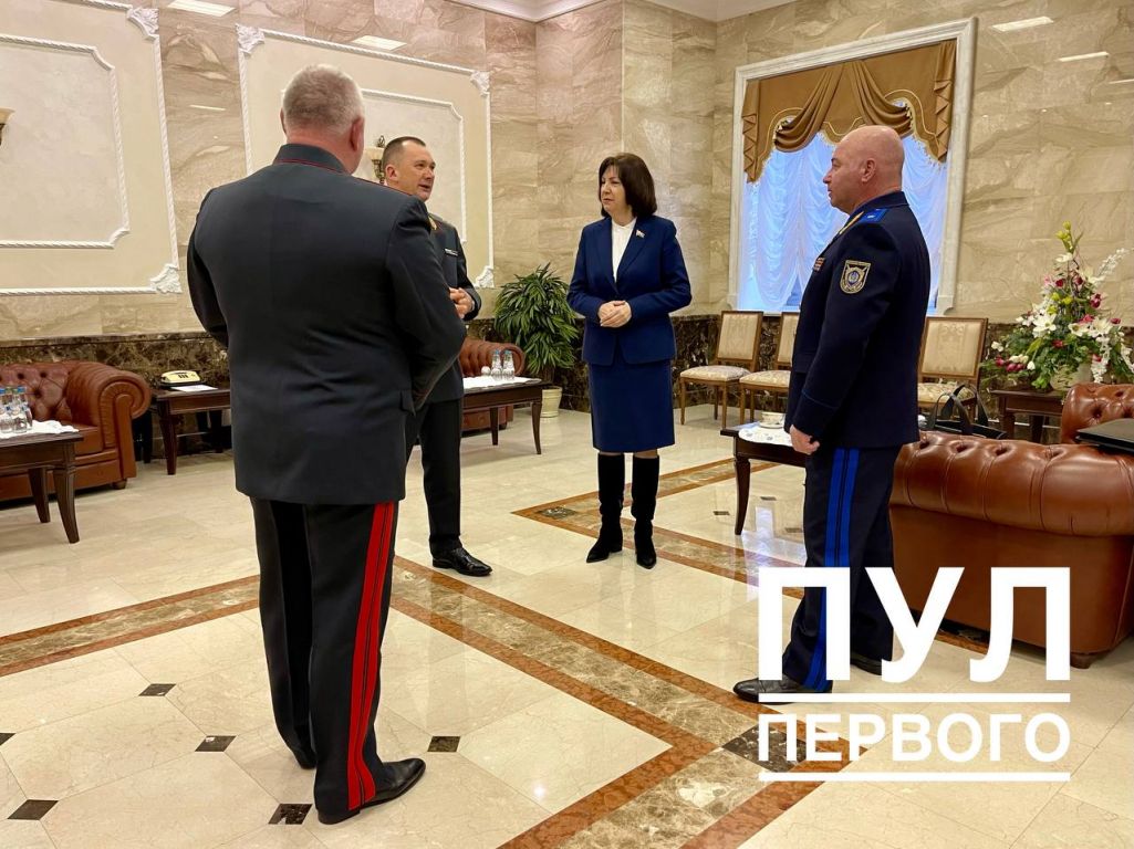 Чыноўнікі рыхтуюцца ісці да Лукашэнкі. Сярод іх старшыня Савету Рэспублікі Наталля Качанава і кіраўнік МУС Іван Кубракоў. (Фота: Пул Первого / Telegram)