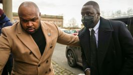 Benjamin Mendy w drodze do sądu (fot. Getty Images)