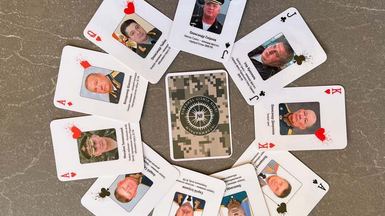 Na kartach są zdjęcia rosyjskich dowódców odpowiedzialnych za inwazję (fot. FB/CinC AF of Ukraine)