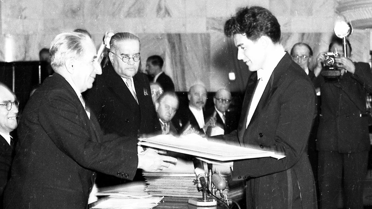 Adam Harasiewicz zwyciężył w V Konkursie Chopinowskim w 1955 r.  (fot. arch.PAP/CAF/J.Baranowski)