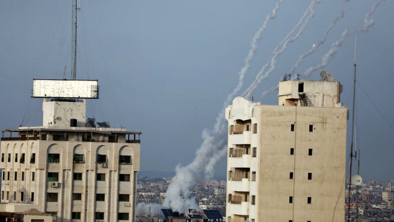 Rakiety wystrzeliwane z Gazy w kierunku Izraela (fot. M.Fathi/NurPhoto/Getty Images) Rakiety wystrzeliwane z Gazy w kierunku Izraela (fot. M.Fathi/NurPhoto/Getty Images)