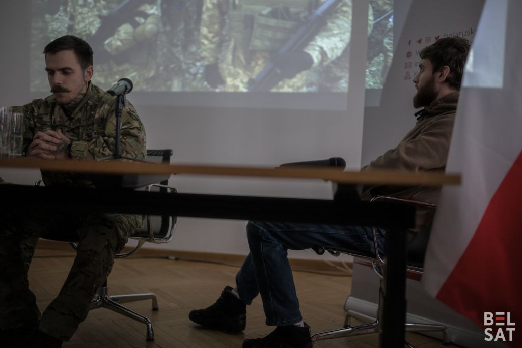 Прадстаўнікі Палка Каліноўскага Дзяніс Кіт Прохараў і Павел Кухта падчас сустрэчы ў Беларускім доме ў Варшаве, Польшча. 21 студзеня 2024 года. (Фота: Карына Пашко / Белсат)