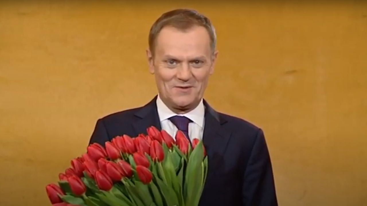 Donald Tusk w 2012 r. składajacy życzenia z okazji dnia kobiet (fot. Youtube/Kancelaria Premiera) Donald Tusk w 2012 r. składajacy życzenia z okazji dnia kobiet (fot. Youtube/Kancelaria Premiera)