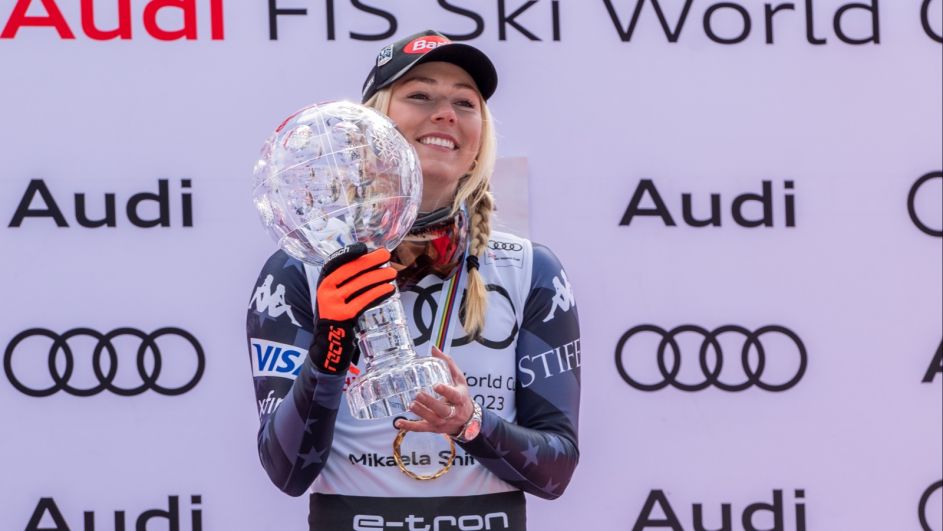 Mikaela Shiffrin z Kryształowa Kulą za sezon 2022/2023 (fot. Getty) Mikaela Shiffrin z Kryształowa Kulą za sezon 2022/2023 (fot. Getty)