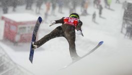 Podczas PŚ w Niżnym Tagile skoczkowie mieli kłopoty z osiąganiem dalekich odległości. Dlaczego? (fot. PAP)