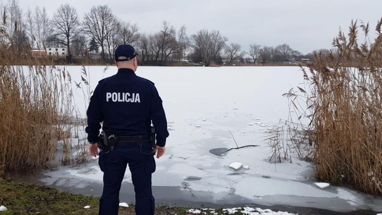 Policjantów poinformowano, że w przerębli jest kobieta, która nie potrafi wydostać się z wody. (fot. Policja) Policjantów poinformowano, że w przerębli jest kobieta, która nie potrafi wydostać się z wody. (fot. Policja)