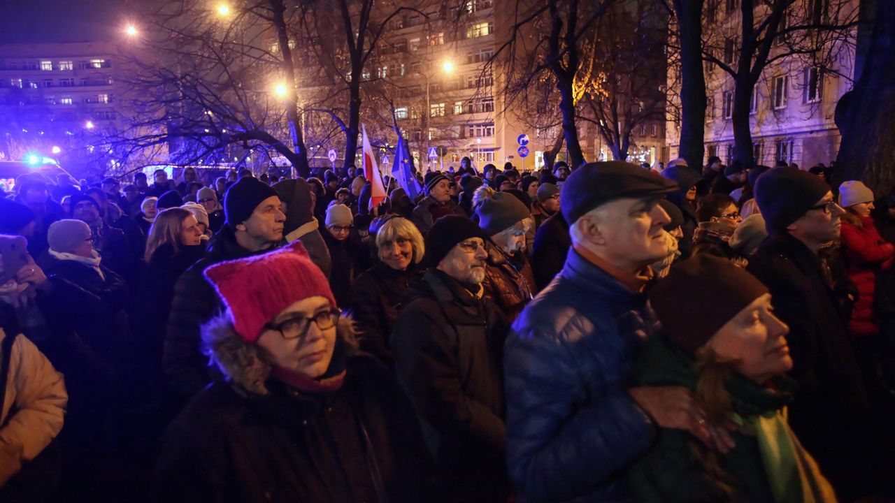 „A ci biedni, zmanipulowani ludzie stali tam 2,5 godziny” – zwrócił uwagę dziennikarz (fot. PAP/Mateusz Marek) „A ci biedni, zmanipulowani ludzie stali tam 2,5 godziny” – zwrócił uwagę dziennikarz (fot. PAP/Mateusz Marek)
