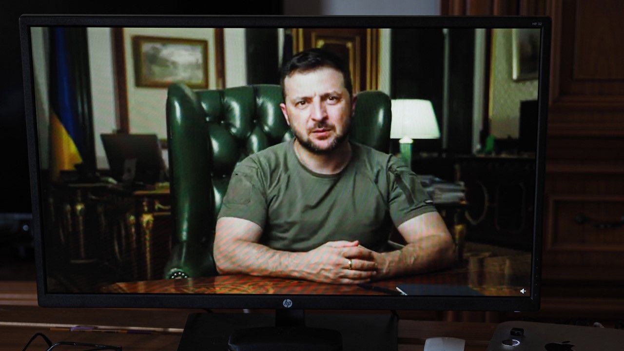Prezydent Wołodymyr Zełenski co wieczór publikuje wideo skierowane do obywateli kraju (fot. Igor Golovniov/SOPA Images/LightRocket via Getty Images)