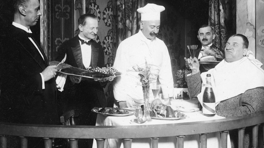 Władysław Walter, aktor, śpiewak, dyrektor teatru podczas posiłku w restauracji. Lata 1920 – 1939. Fot. Koncern Ilustrowany Kurier Codzienny - Archiwum Ilustracji, sygnatura: 1-K-9281-7