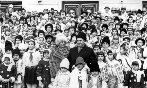 Nicolae Ceaușescu z żoną Eleną i grupą dzieci w rumuńskich strojach ludowych. Fot. Mondadori Portfolio\Mondadori via Getty Images