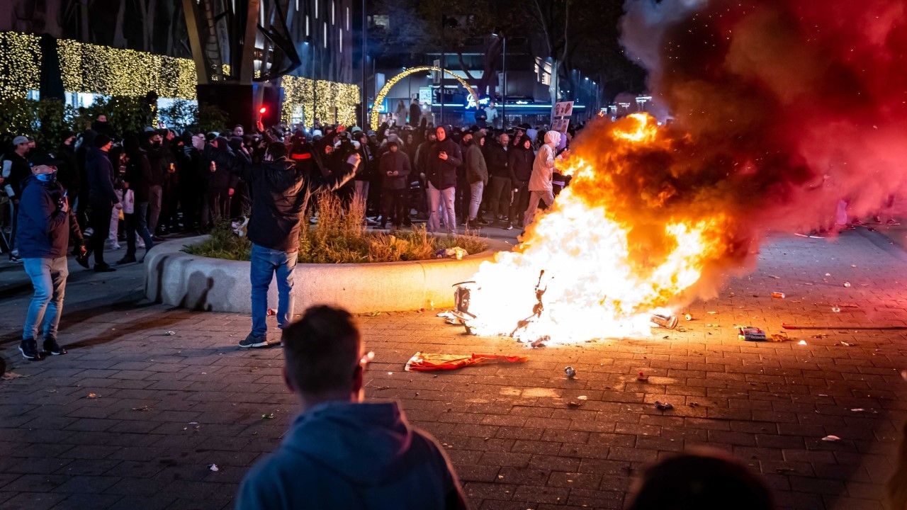 Gwałtowne zamieszki wybuchły w trakcie demonstracji przeciw obostrzeniom (fot. PAP/EPA/Killian Lindenburg) Gwałtowne zamieszki wybuchły w trakcie demonstracji przeciw obostrzeniom (fot. PAP/EPA/Killian Lindenburg)