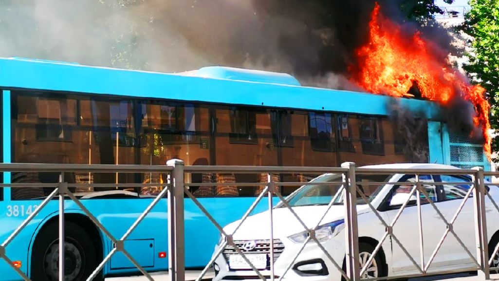 Узгаранне аўтобуса МАЗ у Санкт-Пецярбурзе. (Фота: vk.com/spb_today)