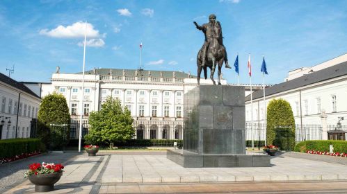 Pałac Prezydencki w Warszawie. Tuż przed budowlą stoi konny pomnik księcia Józefa Poniatowskiego. Za posągiem widać siedzibę prezydenta RP.