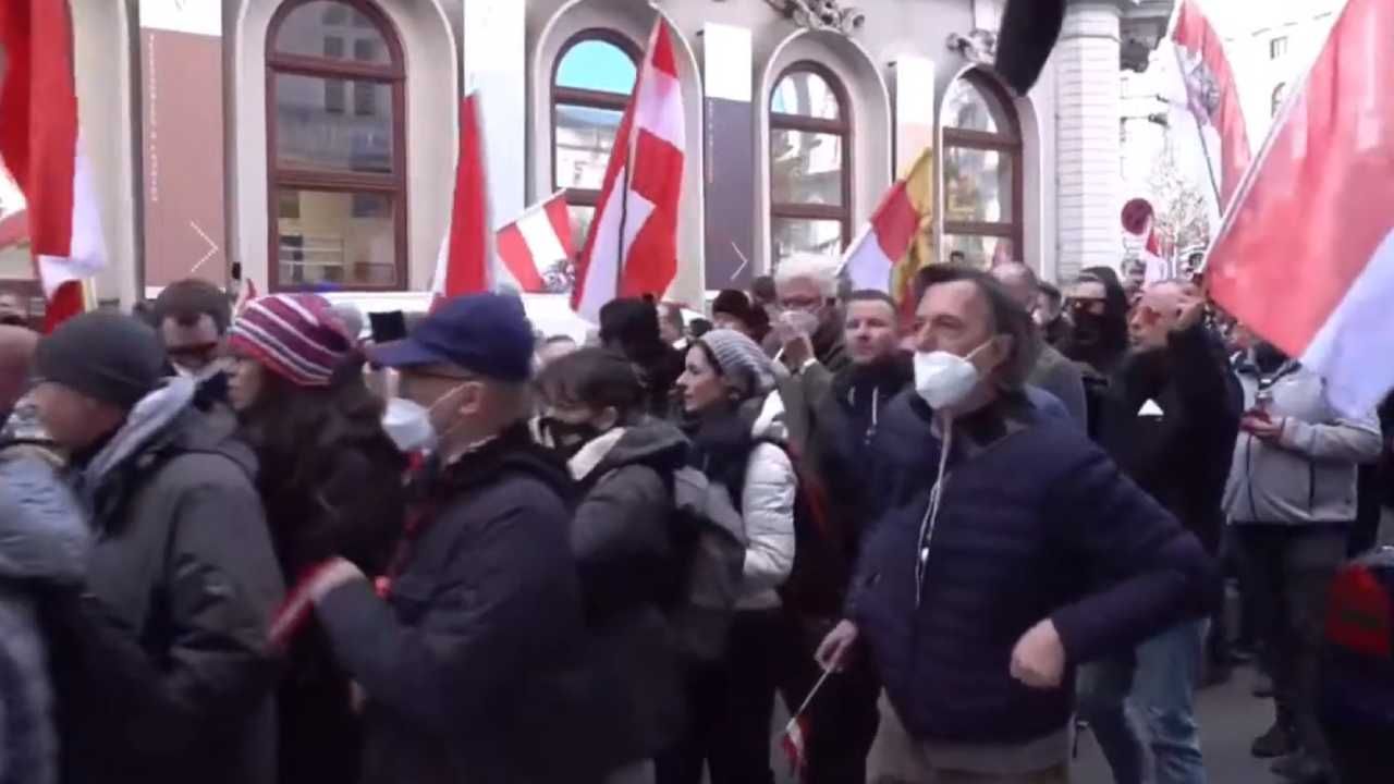 Kilka tysięcy osób protestowało w Wiedniu (fot. źródło: YouTube) Kilka tysięcy osób protestowało w Wiedniu (fot. źródło: YouTube)