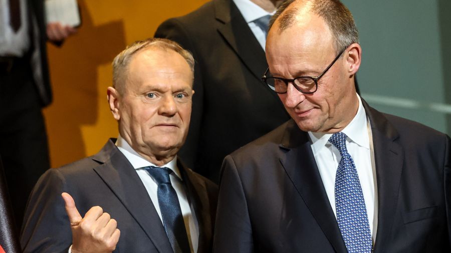 Merz' Diplomatie der „Perlen und Schmuckstücke“ enthüllte, wie wenig Berlin jenseits von Symbolen zu bieten hat. (PAP/EPA/FILIP SINGER)