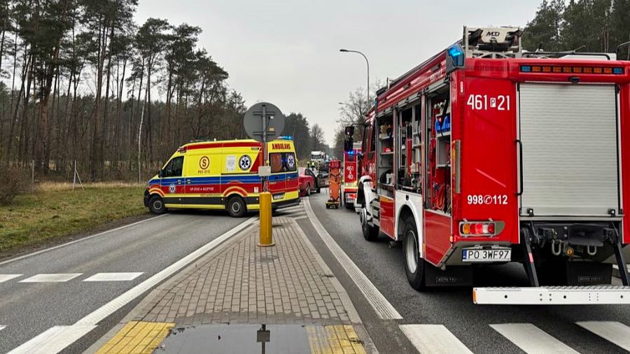 Krążkowy. Kępno – Ostrzeszów. Wypadek na DK11. Blokada drogi. Zderzenie dwóch samochodów (fot. Radio SUD)