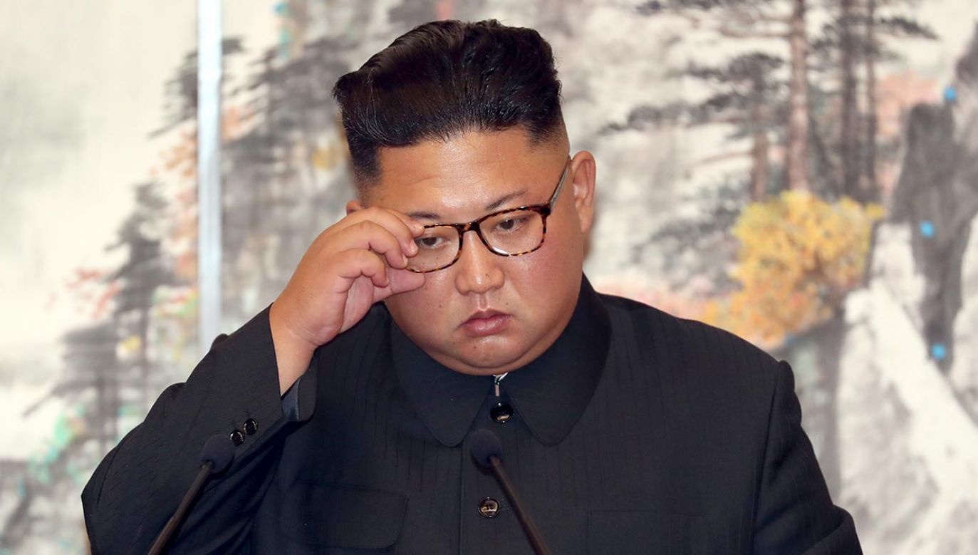 Kim Dzong Un waży ok. 140 kg, cierpi na bezsenność, intensywnie pije i pali (fot. Pyeongyang Press Corps/Pool/Getty Images)