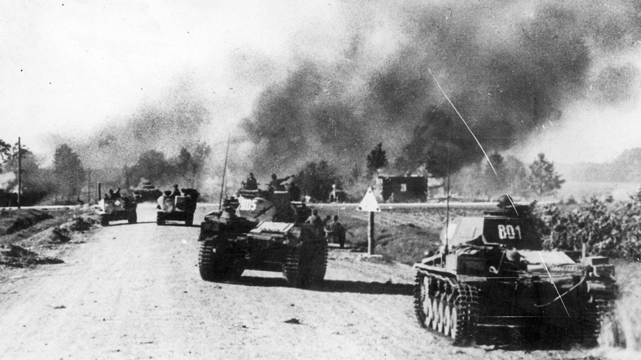 Niemieckie czołgi podczas ataku na ZSRS w latem 1941 roku(fot. Keystone/Getty Images) Niemieckie czołgi podczas ataku na ZSRS w latem 1941 roku(fot. Keystone/Getty Images)
