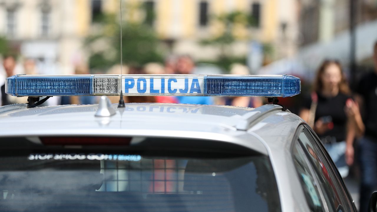 Seria zgłoszeń o „mężczyźnie z maczetą”. Policja siłą weszła do lokalu