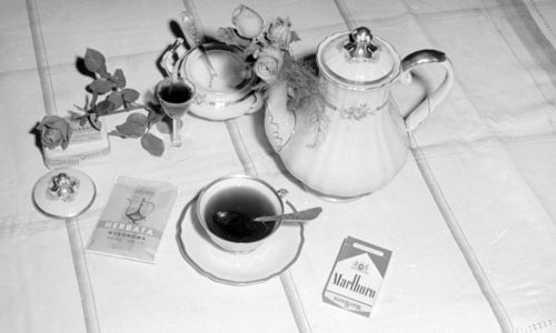 “Wyborowa Tea” and a packet of Marlboro cigarettes, 1966. Photo NAC/Archive of Grażyna Rutowska, ref. 40-7-38-6