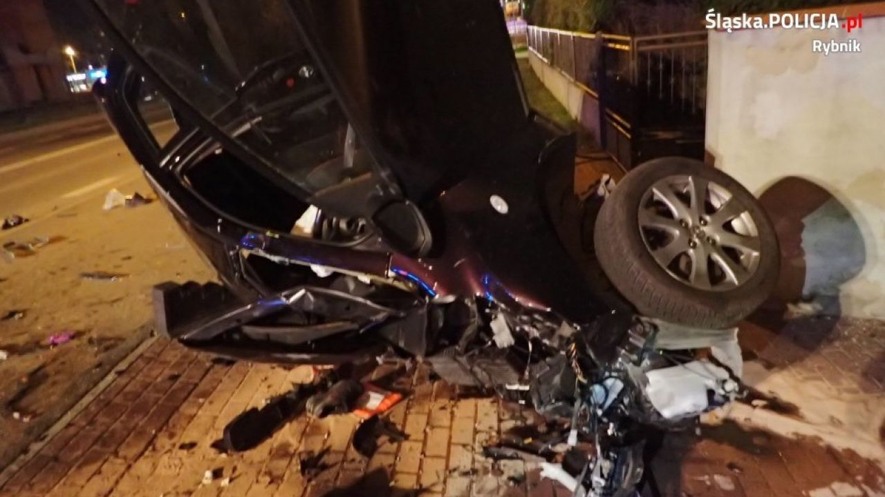 Rozbita mazda przewróciła się na bok, kierująca była ciężko ranna (fot. rybnik.policja.gov.pl) Rozbita mazda przewróciła się na bok, kierująca była ciężko ranna (fot. rybnik.policja.gov.pl)