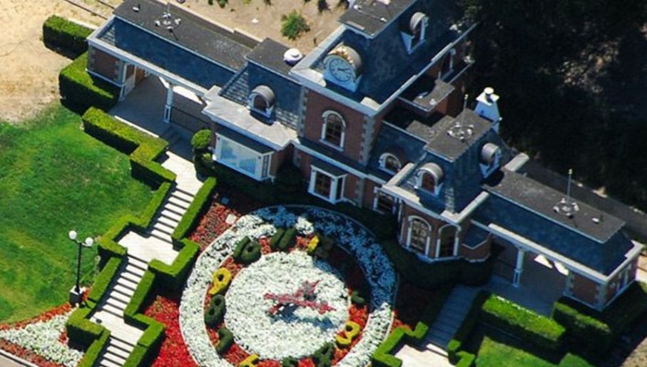 Słynna posiadłość „Neverland” – to właśnie na jej terenie znaleziono materiały obciążające gwiazdora (fot. Wikipedia/John Wiley)