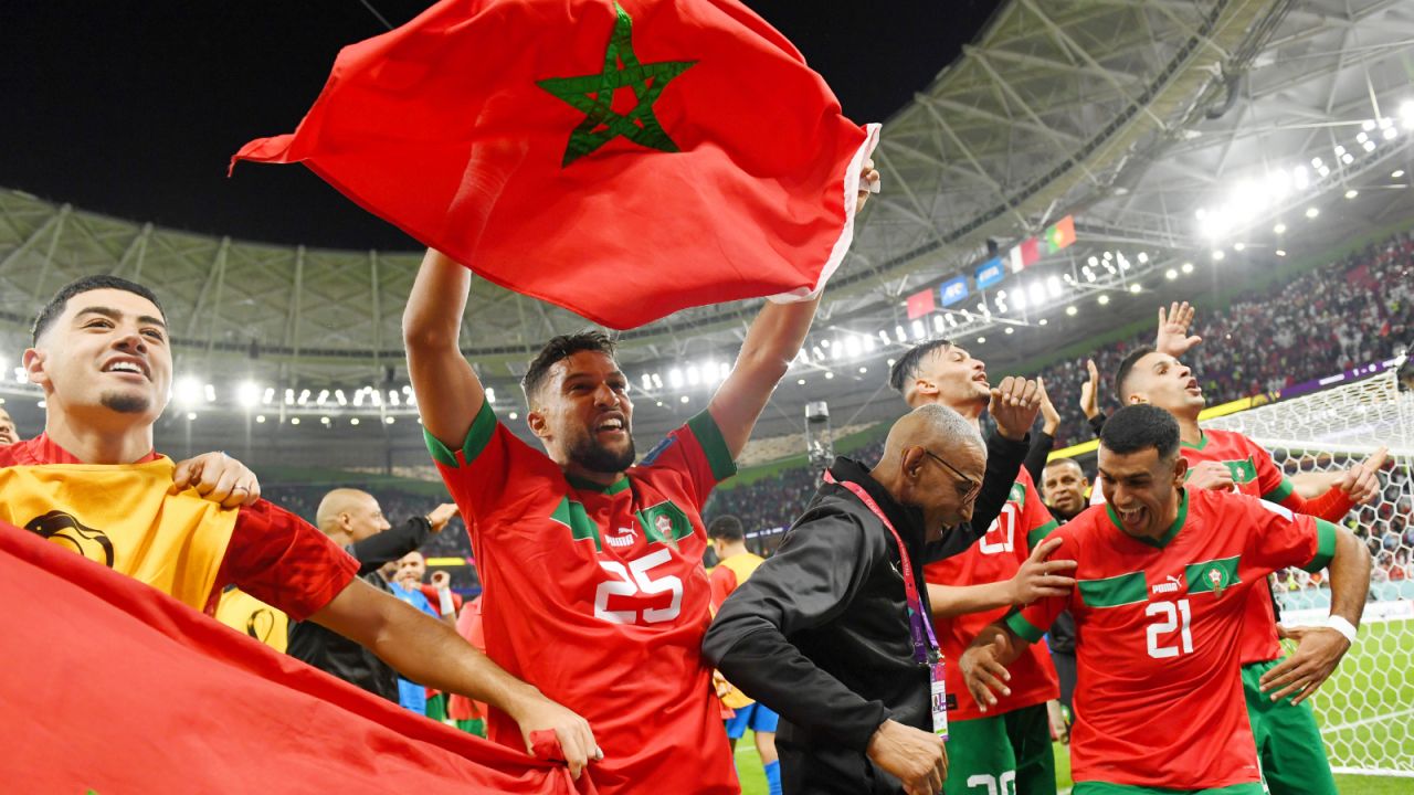Reprezentanci Maroka świętujący awans do półfinalu mundialu (fot. Getty)