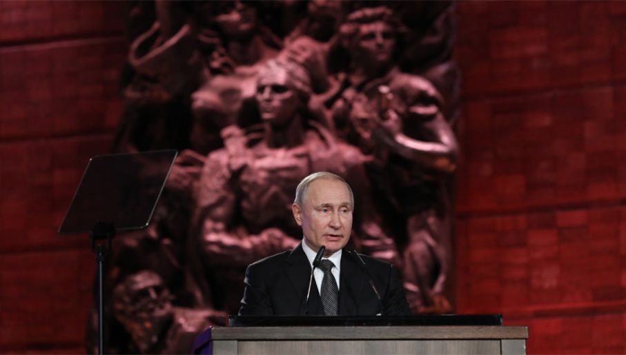 Prezydent Rosji Władimir Putin próbuje wybielać historię ZSRR (fot. PAP/EPA/ABIR SULTAN/POOL)