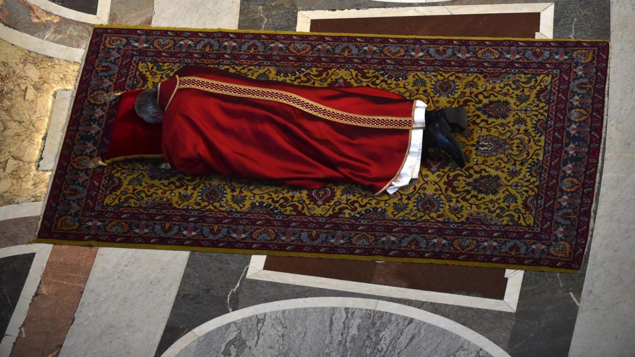 Na początku nabożeństwa Franciszek kilka minut leżał na posadzce pogrążony w modlitwie (fot.PAP/EPA/GABRIEL BOUYS / POOL)