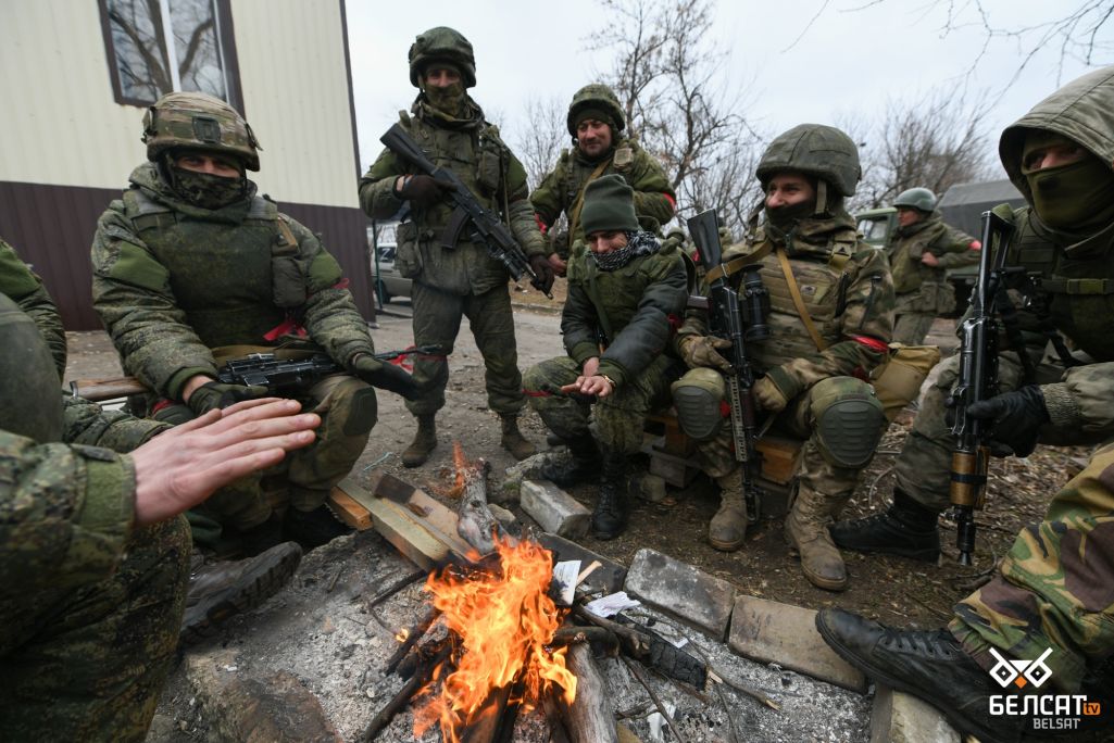 Расейскія вайскоўцы ў вёсцы Бугас Данецкай вобласці, Украіна. 1 сакавіка 2022 года. (Фота: Белсат)