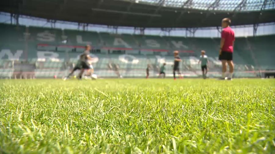 Dla większości młodych piłkarzy to pierwsze zawody na tak dużym obiekcie (fot. TVP3 Wrocław)