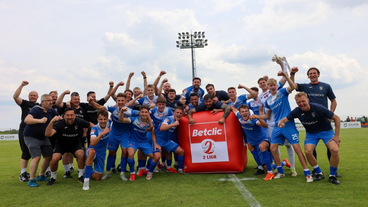 Piłkarze Podhala świętują pierwsze zwycięstwo w Betclic 2 Lidze (fot. Podhale Nowy Targ)