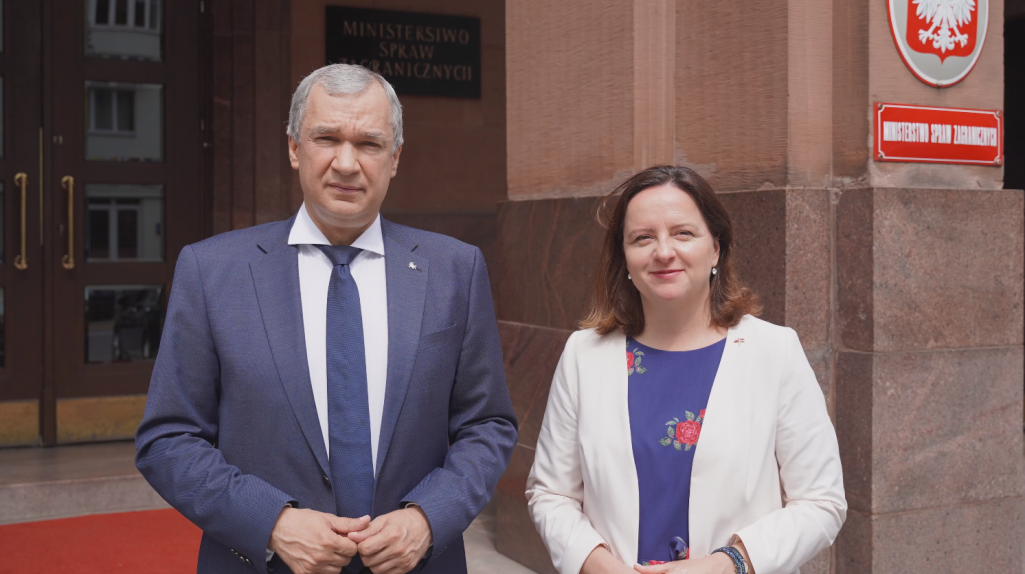 Намеснік кіраўніцы Аб’яднага пераходнага кабінета Беларусі і кіраўнік НАУ Павел Латушка і намесніца міністра замежных справаў Польшчы Анна Радван-Рорэншэф. (Фота: Народнае антыкрызіснае ўпраўленне)